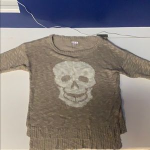 Beige 3/4 sleeve sweater with skull print